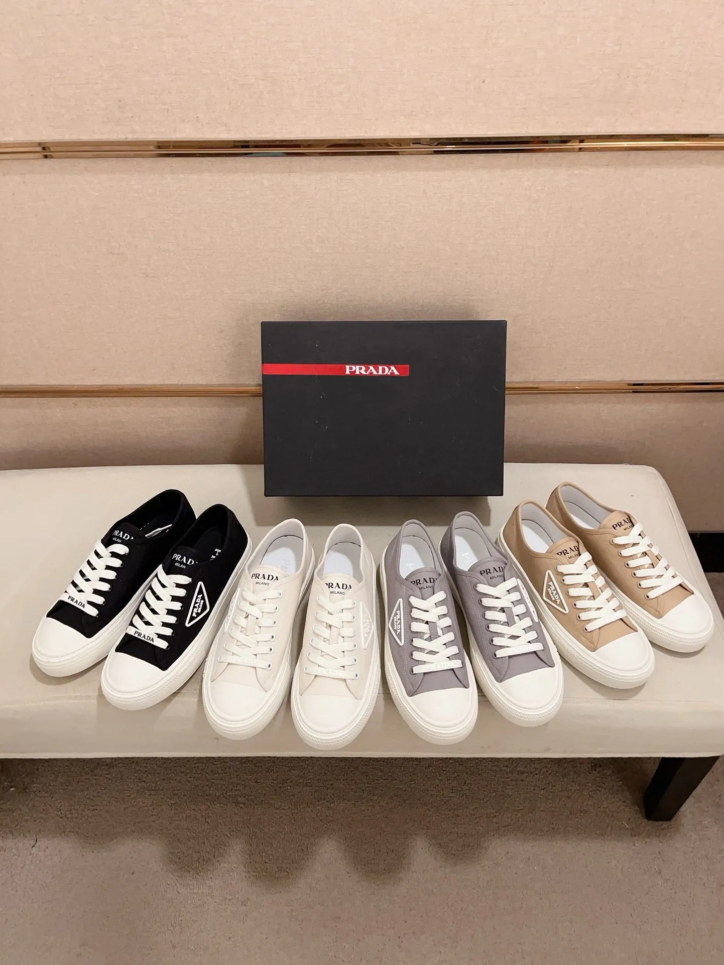 Men's shoes 💰 580💰 ✔️✔️✔️High-quality new PRADA counters are launched at the same time. The new men's shoes and 😘fabrics are selected from first-layer cowhide and are made by pure handicrafts. Lining: Full cowhide lining. 👍🏿 High-end ☄️ air-cushion molded anti-slip rubber outsole, exquisite lines, simple and elegant, comfortable and high-end for leisure travel. Code number: 38 to 44 (45 can be customized)